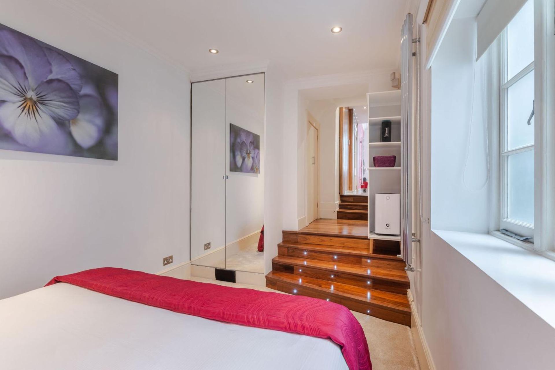 The "Red Room Apartment" - Fitzrovia - By Frankie Says London Exterior photo